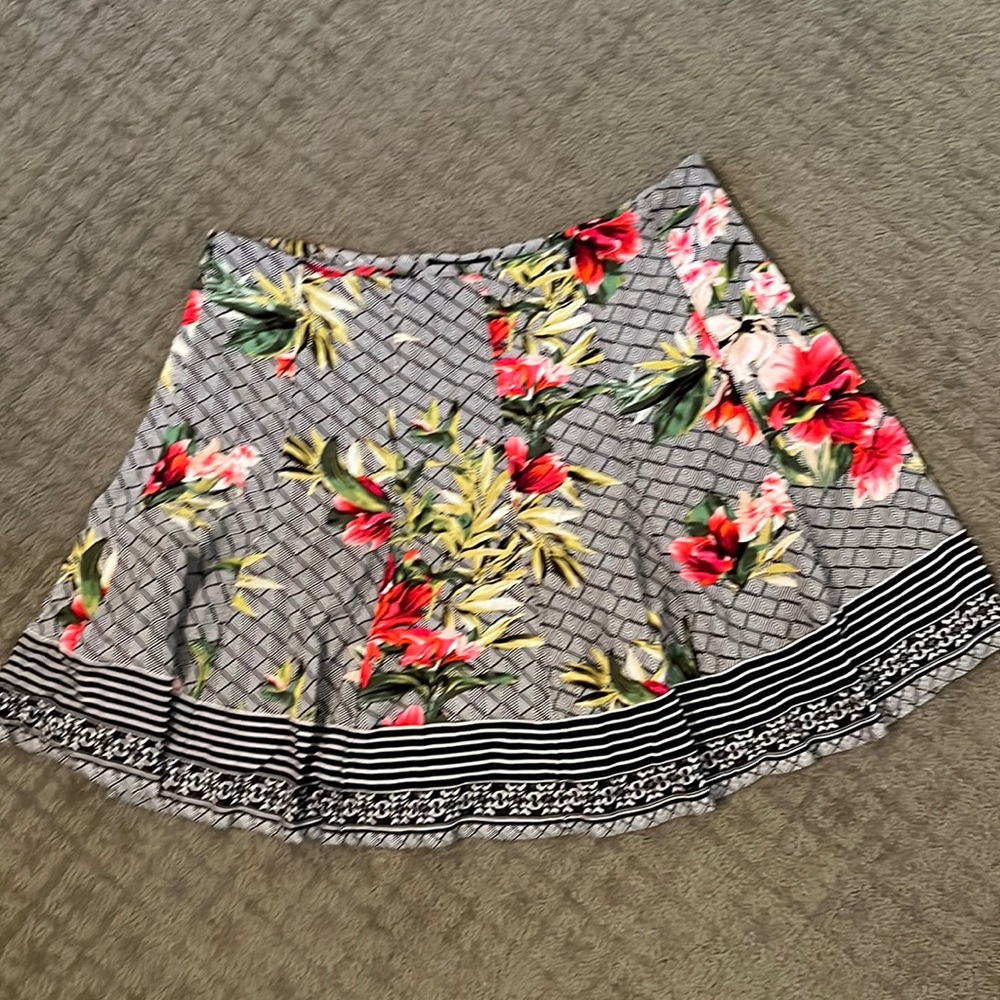 Gorgeous White House Black Market Floral Skirt 14